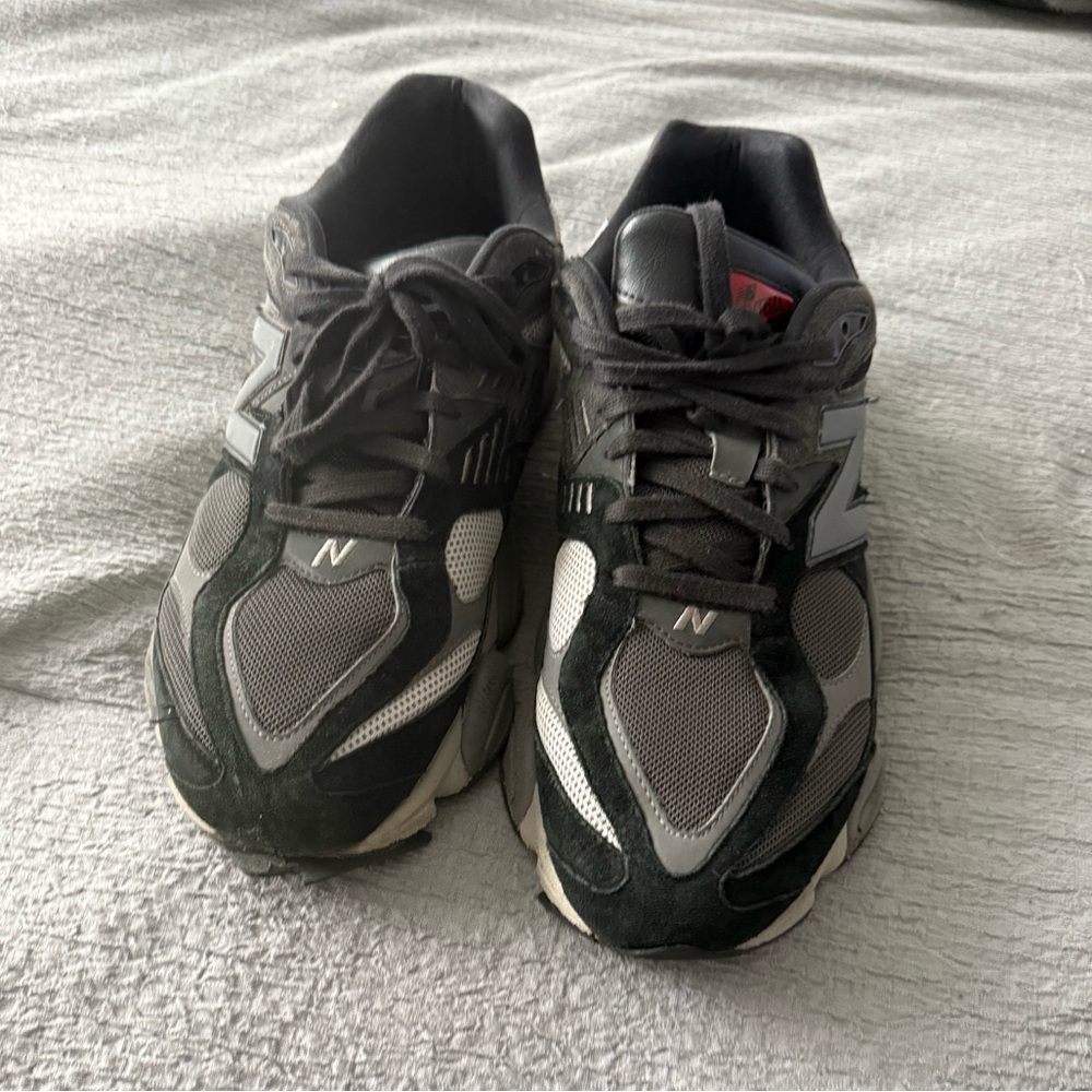 New Balance Men's Black and White Sneakers